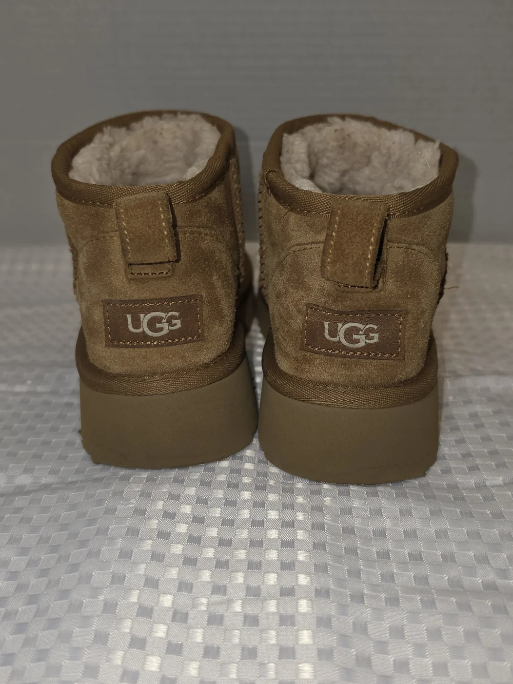 UGG kids Classic Mini Boots Chestnut Brown Size 3